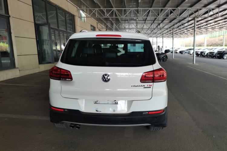 Used Volkswagen Tiguan 2015 2.0 TSI Automatic All-Wheel Drive Luxury Edition Exterior 4