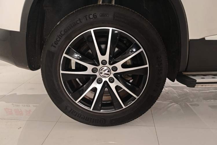 Used Volkswagen Tiguan 2015 1.8TSI Automatic All-Wheel-Drive Luxury Model Exterior 5