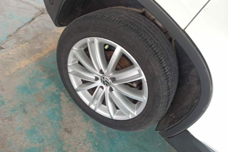 Used Volkswagen Tiguan 2015 2.0 TSI Comfort Edition Exterior 8