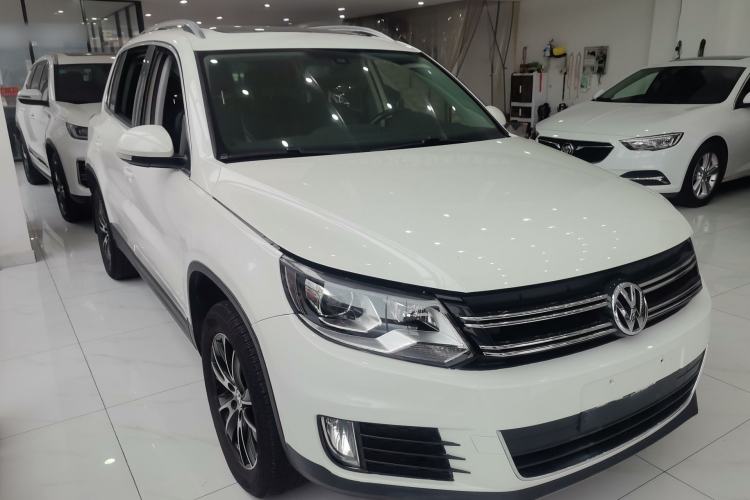 Used Volkswagen Tiguan 2015 1.8TSI Automatic Two-Wheel Drive Luxury Model Front Right 45 Deg