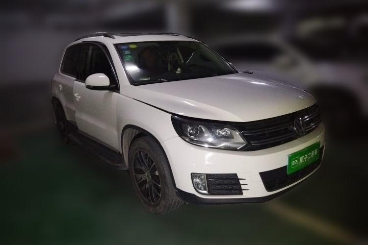 Used Volkswagen Tiguan 2015 1.8TSI Automatic All-Wheel-Drive Luxury Model Front Right 45 Deg