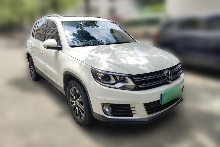 Used Volkswagen Tiguan 2015 1.8TSI Automatic All-Wheel-Drive Luxury Model Front Right 45 Deg