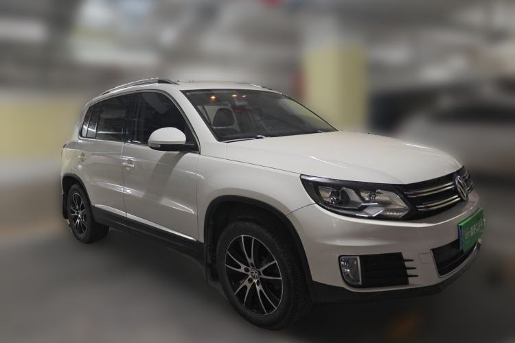 Used Volkswagen Tiguan 2015 2.0 TSI Automatic All-Wheel Drive Luxury Edition Front Right 45 Deg