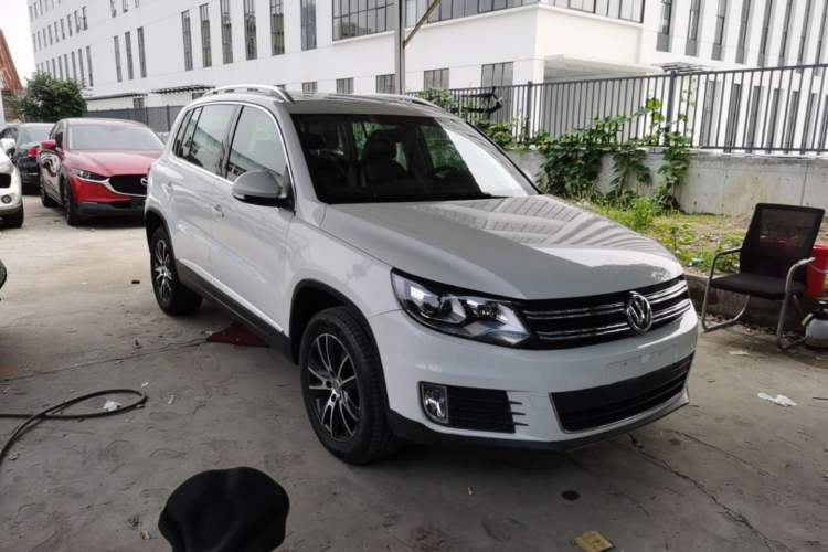 Used Volkswagen Tiguan 2015 1.8TSI Automatic Two-Wheel Drive Luxury Model Front Right 45 Deg