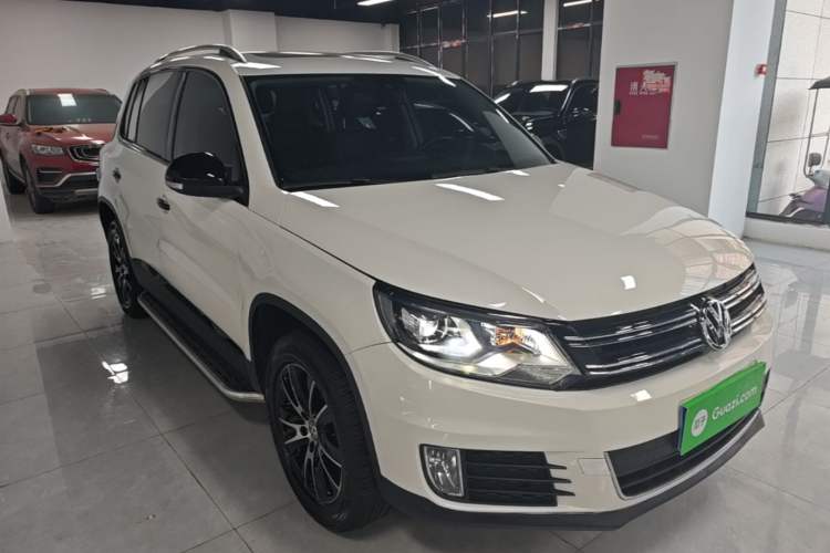 Used Volkswagen Tiguan 2015 1.8TSI Automatic Two-Wheel Drive Luxury Model Front Right 45 Deg