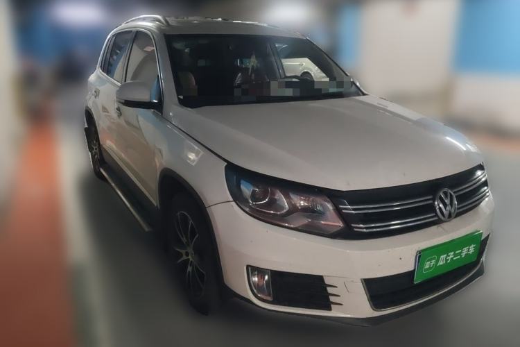 Used Volkswagen Tiguan 2015 1.8TSI Automatic All-Wheel-Drive Luxury Model Front Right 45 Deg