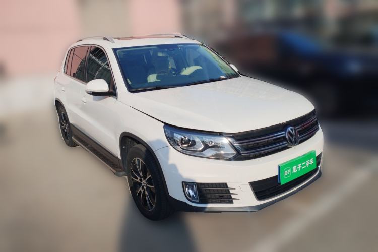 Used Volkswagen Tiguan 2015 1.8TSI Automatic All-Wheel-Drive Luxury Model Front Right 45 Deg