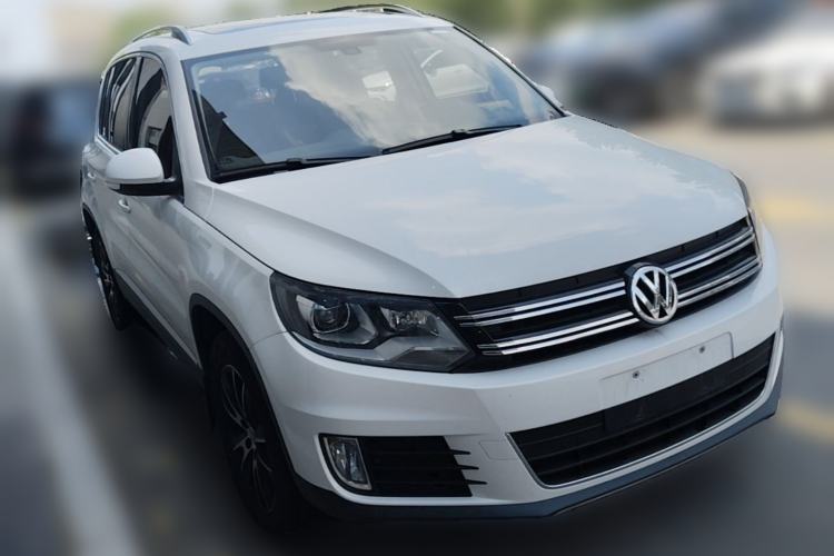 Used Volkswagen Tiguan 2015 1.8TSI Automatic All-Wheel-Drive Luxury Model Front Right 45 Deg