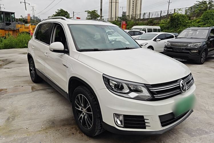 Used Volkswagen Tiguan 2015 1.8TSI Automatic All-Wheel-Drive Luxury Model Front Right 45 Deg