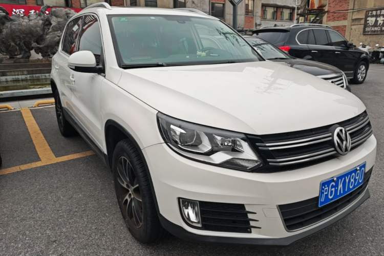 Used Volkswagen Tiguan 2015 1.8TSI Automatic Two-Wheel Drive Luxury Model Front Right 45 Deg