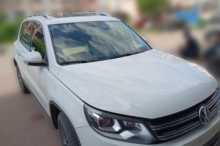 Used Volkswagen Tiguan 2015 1.8TSI Automatic All-Wheel-Drive Luxury Model Front Right 45 Deg