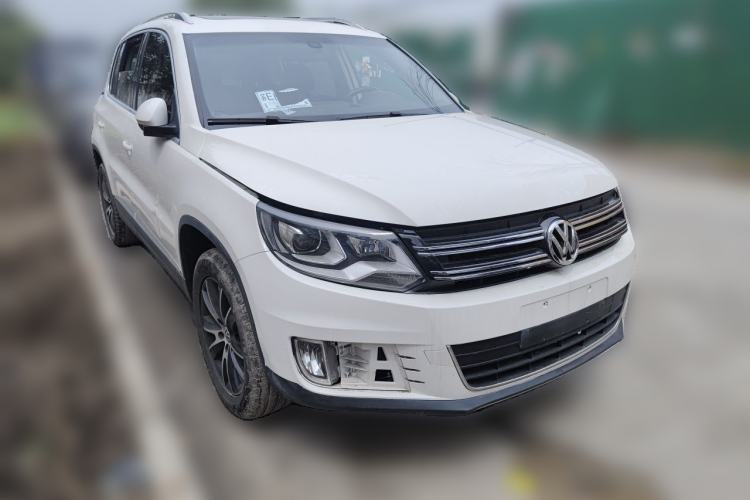 Used Volkswagen Tiguan 2015 2.0 TSI Automatic All-Wheel Drive Luxury Edition Front Right 45 Deg