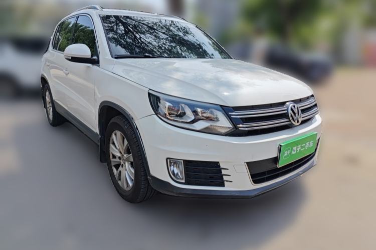Used Volkswagen Tiguan 2015 1.8TSI Automatic All-Wheel-Drive Luxury Model Front Right 45 Deg