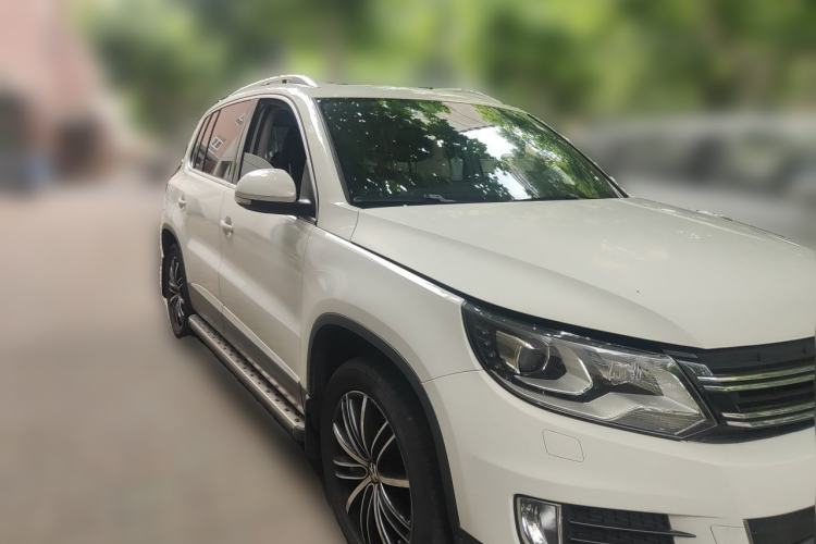 Used Volkswagen Tiguan 2015 1.8TSI Automatic All-Wheel-Drive Luxury Model Front Right 45 Deg