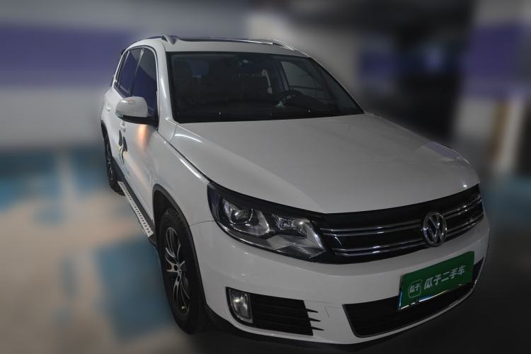 Used Volkswagen Tiguan 2015 1.8TSI Automatic All-Wheel-Drive Luxury Model Front Right 45 Deg