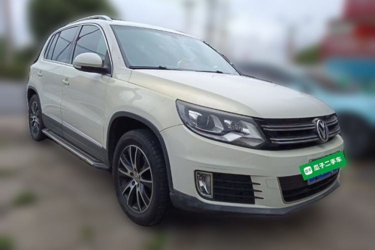 Used Volkswagen Tiguan 2015 1.8TSI Automatic All-Wheel-Drive Luxury Model Front Right 45 Deg