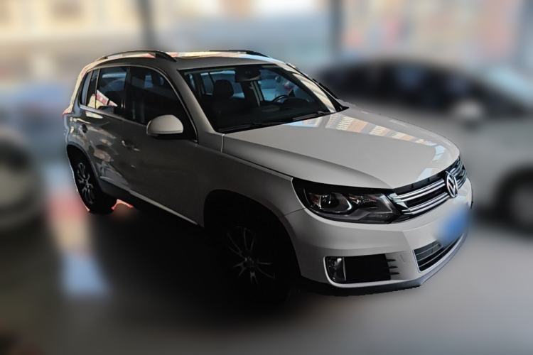 Used Volkswagen Tiguan 2015 2.0 TSI Automatic All-Wheel Drive Luxury Edition Front Right 45 Deg
