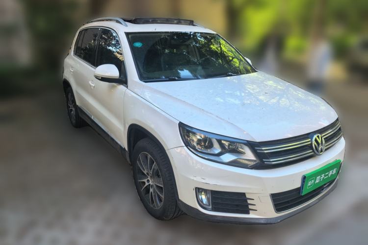 Used Volkswagen Tiguan 2015 1.8TSI Automatic All-Wheel-Drive Luxury Model Front Right 45 Deg