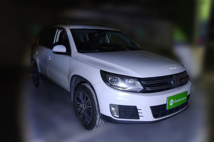 Used Volkswagen Tiguan 2015 2.0 TSI Automatic All-Wheel Drive Luxury Edition Front Right 45 Deg
