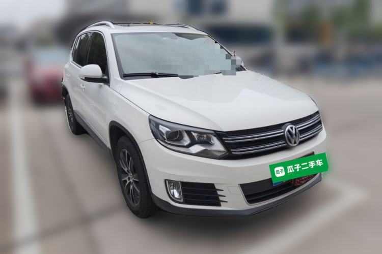 Used Volkswagen Tiguan 2015 1.8TSI Automatic All-Wheel-Drive Luxury Model Front Right 45 Deg