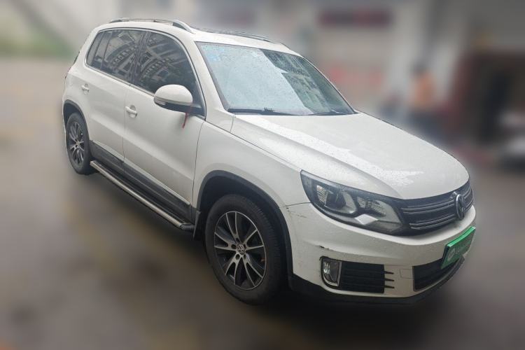 Used Volkswagen Tiguan 2015 1.8TSI Automatic All-Wheel-Drive Luxury Model Front Right 45 Deg