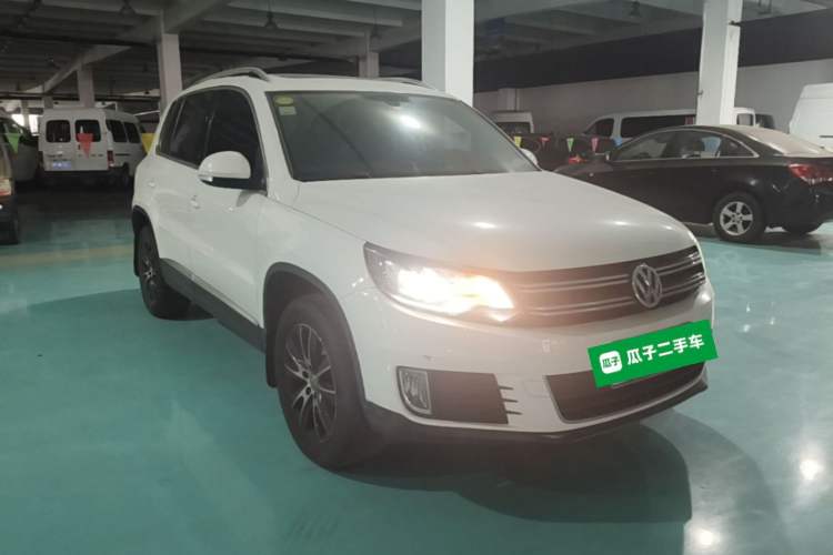 Used Volkswagen Tiguan 2015 2.0 TSI Automatic All-Wheel Drive Luxury Edition Front Right 45 Deg
