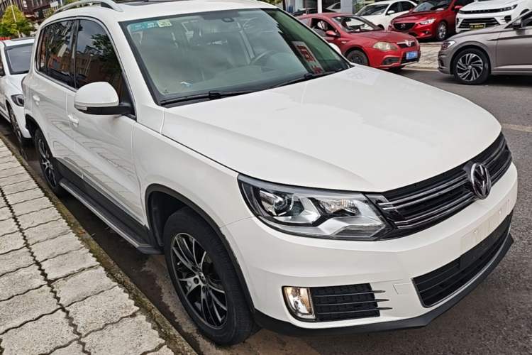 Used Volkswagen Tiguan 2015 1.8TSI Automatic Two-Wheel Drive Luxury Model Front Right 45 Deg
