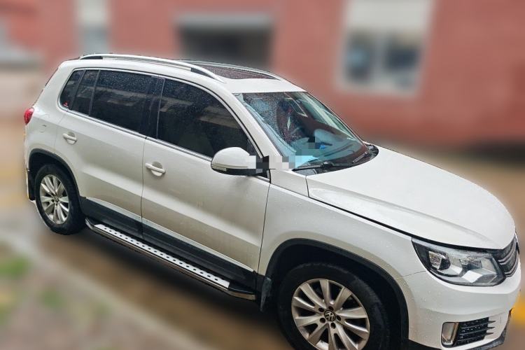 Used Volkswagen Tiguan 2015 1.8TSI Automatic All-Wheel-Drive Luxury Model Front Right 45 Deg