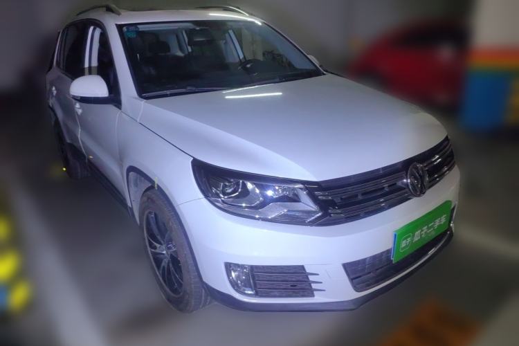 Used Volkswagen Tiguan 2015 1.8TSI Automatic Two-Wheel Drive Luxury Model Front Right 45 Deg