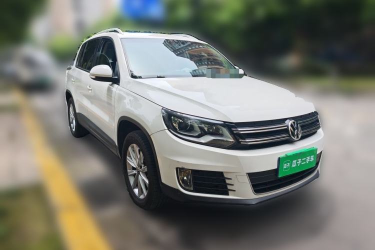 Used Volkswagen Tiguan 2015 1.8TSI Manual Two-Wheel-Drive Limited Edition Front Right 45 Deg