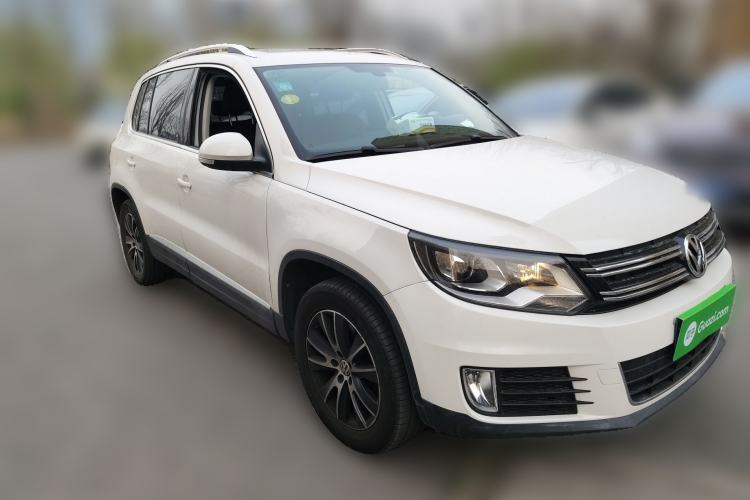 Used Volkswagen Tiguan 2015 1.8TSI Automatic All-Wheel-Drive Luxury Model Front Right 45 Deg