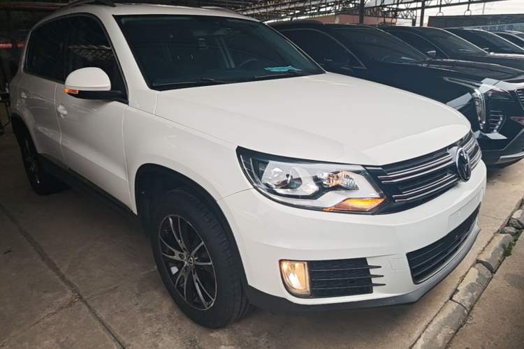 Used Volkswagen Tiguan 2015 1.8TSI Automatic Two-Wheel Drive Luxury Model Front Right 45 Deg
