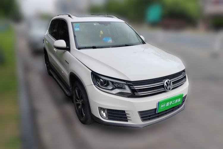 Used Volkswagen Tiguan 2015 1.8TSI Automatic All-Wheel-Drive Luxury Model Front Right 45 Deg