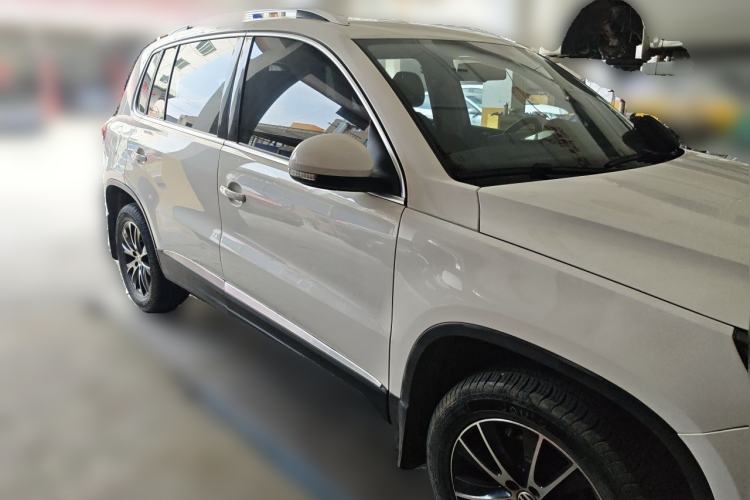Used Volkswagen Tiguan 2015 1.8TSI Automatic Two-Wheel Drive Luxury Model Front Right 45 Deg