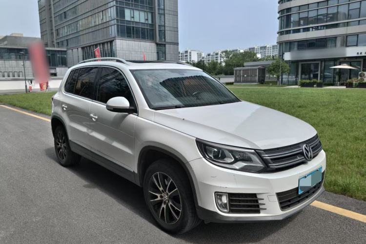 Used Volkswagen Tiguan 2015 1.8TSI Automatic Two-Wheel Drive Luxury Model Front Right 45 Deg