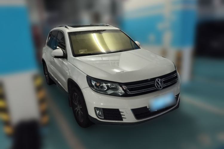 Used Volkswagen Tiguan 2015 1.8TSI Automatic Two-Wheel Drive Luxury Model Front Right 45 Deg