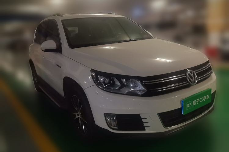 Used Volkswagen Tiguan 2015 1.8TSI Automatic All-Wheel-Drive Luxury Model Front Right 45 Deg