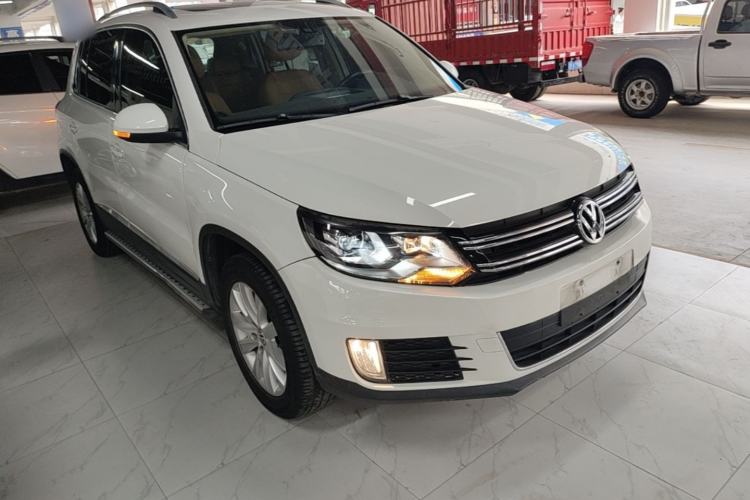 Used Volkswagen Tiguan 2015 1.8TSI Automatic All-Wheel-Drive Luxury Model Front Right 45 Deg