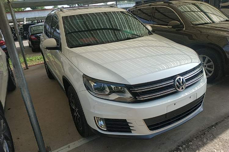 Used Volkswagen Tiguan 2015 1.8TSI Automatic Two-Wheel Drive Luxury Model Front Right 45 Deg