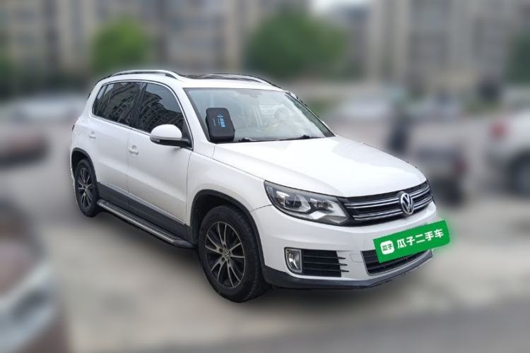 Used Volkswagen Tiguan 2015 1.8TSI Automatic All-Wheel-Drive Luxury Model Front Right 45 Deg