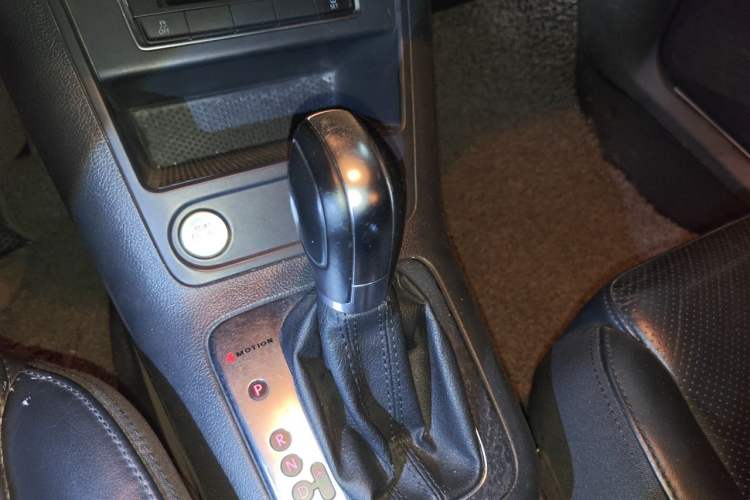 Used Volkswagen Tiguan 2015 2.0 TSI Automatic All-Wheel Drive Luxury Edition Gear Lever