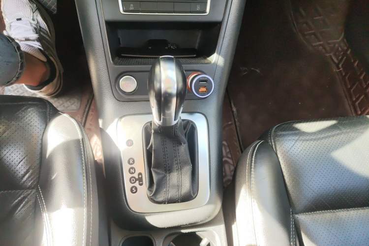 Used Volkswagen Tiguan 2015 1.8TSI Automatic Two-Wheel Drive Luxury Model Gear Lever