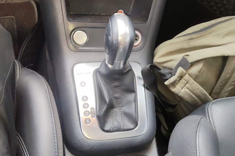 Used Volkswagen Tiguan 2015 1.8TSI Automatic All-Wheel-Drive Luxury Model Gear Lever