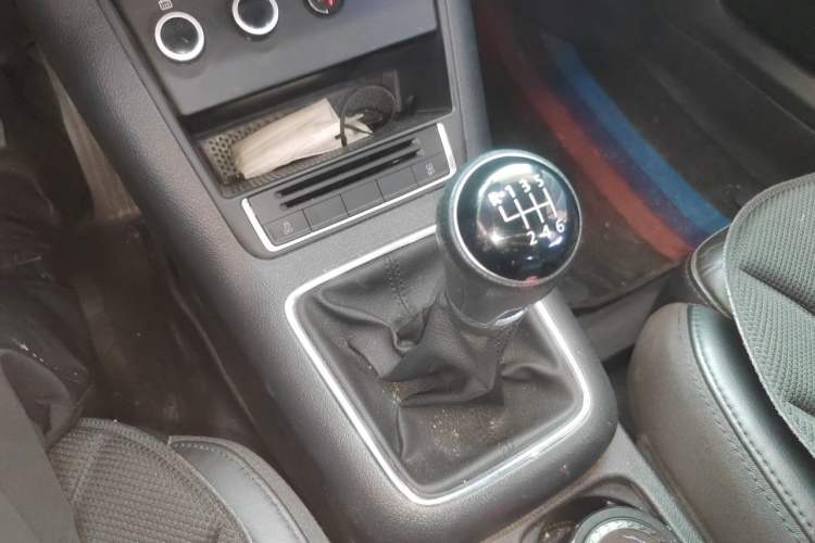 Used Volkswagen Tiguan 2015 1.8TSI Manual Two-Wheel-Drive Limited Edition Gear Lever