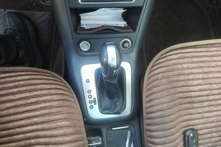 Used Volkswagen Tiguan 2015 1.8TSI Automatic All-Wheel-Drive Luxury Model Gear Lever