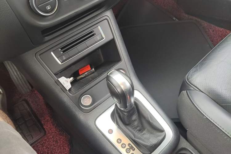 Used Volkswagen Tiguan 2015 1.8TSI Automatic Two-Wheel Drive Luxury Model Gear Lever