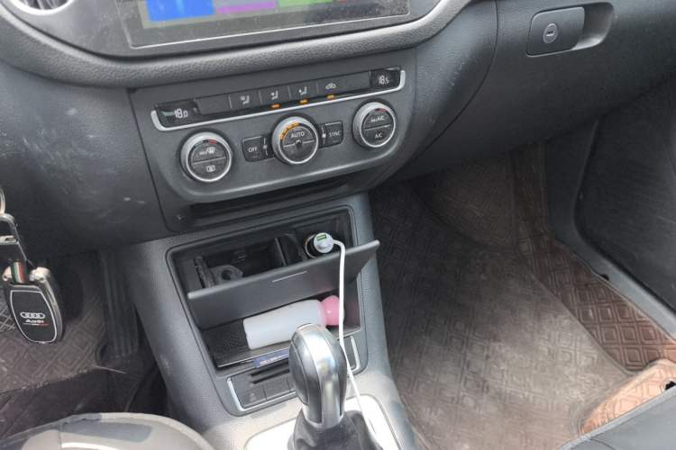 Used Volkswagen Tiguan 2015 1.8TSI Automatic All-Wheel Drive Style Vision Edition Gear Lever