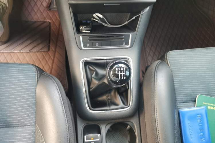 Used Volkswagen Tiguan 2015 1.4TSI Manual Two-Wheel Drive BlueMotion Edition Gear Lever