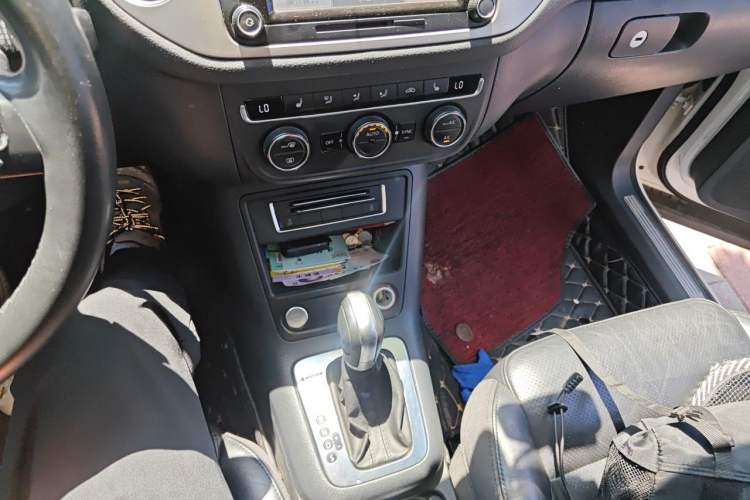 Used Volkswagen Tiguan 2015 1.8TSI Automatic All-Wheel-Drive Luxury Model Gear Lever