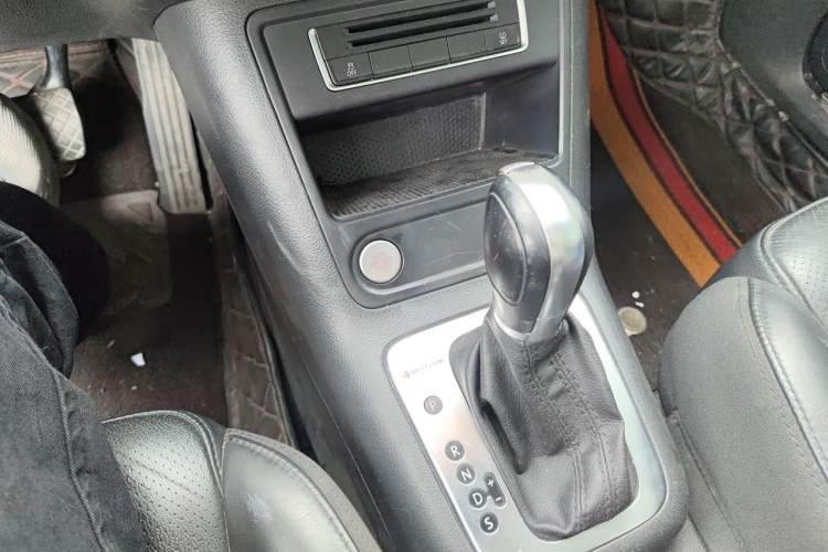 Used Volkswagen Tiguan 2015 2.0 TSI Automatic All-Wheel Drive Luxury Edition Gear Lever